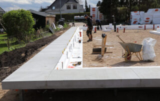 Fundering på gammel mosegrund i Rungsted Kyst. Håndværkere er i gang med at montere toppe på skruepæle