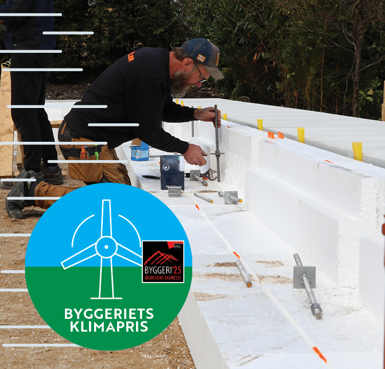 Fundera-klimapris Billedet viser en håndværker i gang med at samle skruefundamenter fra BAYO.S som går gennem funderingsblokke fra Sundolitt