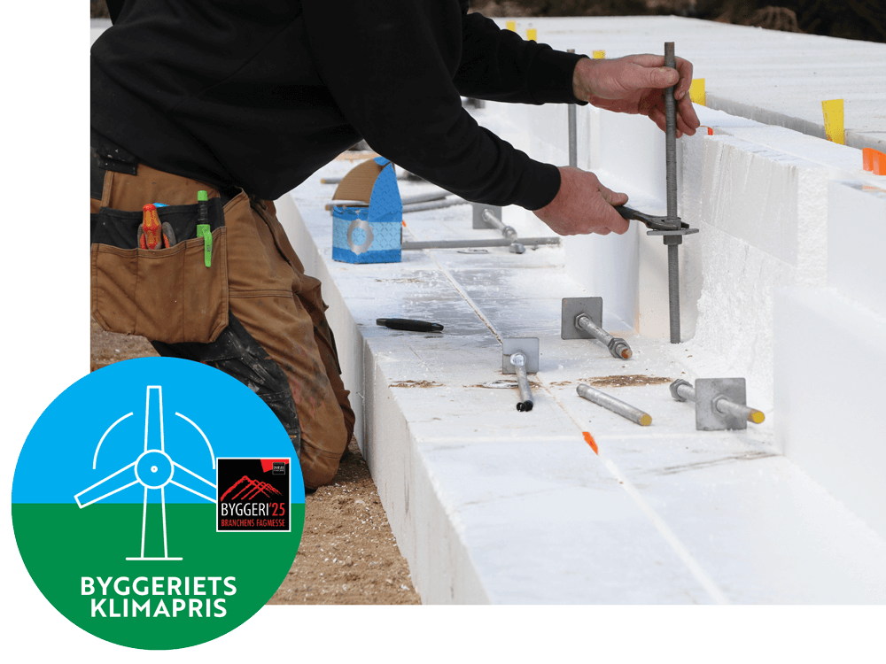 Fundea-Klimapris Håndværker i gang med at montere toppe på stålskruer fra BAYO.S Skruefundamenter