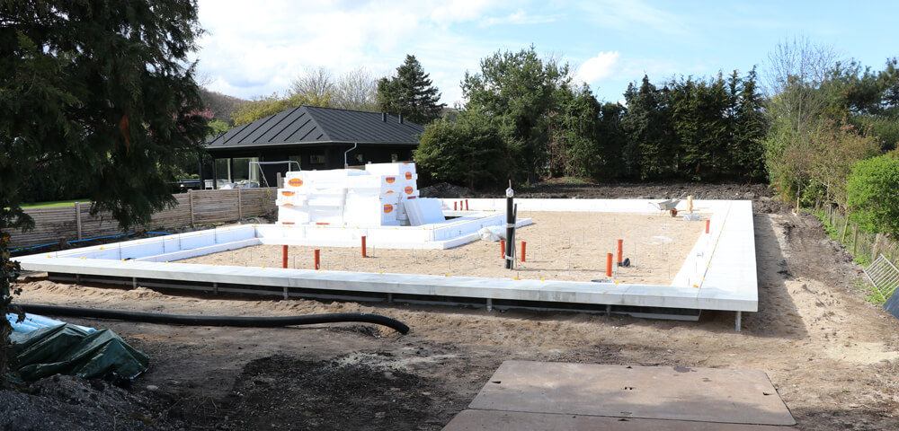 Overblik over byggegrund på gammel mosegrund i Rungsted. Der står store mængder EPS isolering fra Sundolitt klar til at blive lagt ud i terrændækket